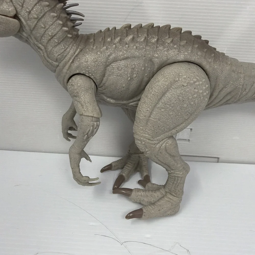 Mattel Jurassic World Camouflage 'N Battle Indominus Rex w Lights Dino Trackers